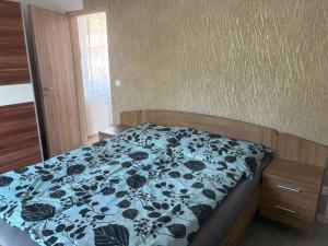 Posteľ alebo postele v izbe v ubytovaní Kohl Wellness Apartman