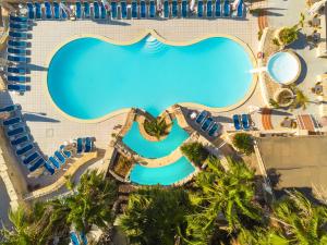 Xemxija Bay Hotel内部或周边的泳池