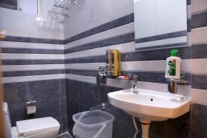 Un baño con lavabo e inodoro en Srinivasam-StudioFlat13-Kondapur, en Lingampalli
