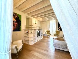 Khu vực ghế ngồi tại Loft Abbazia