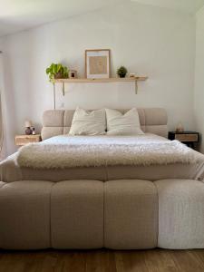 En eller flere senge i et værelse på Small house in Provence