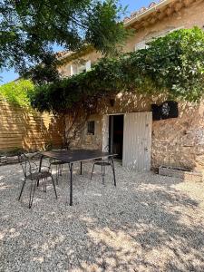 En terrasse eller udendørsområde på Small house in Provence