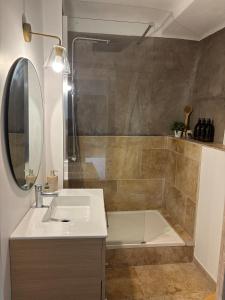 Et badeværelse på Small house in Provence + 21 billeder