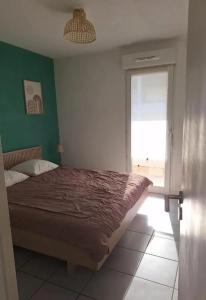 アンダイエにあるAppartement charmant à Hendaye, 41 m², proche plageのベッドと緑の壁のある寝室 +4枚の写真