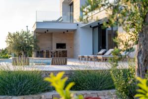 ein Haus mit einem Swimmingpool im Hof in der Unterkunft Villa Belvedere 1 ZadarVillas in Sveti Filip i Jakov