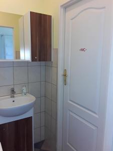 Kúpeľňa v ubytovaní Góry Sowie - Apartament na parterze z parkingiem