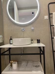 アテネにあるLiving Yard Acropolis Apartmentsの洗面台と鏡のあるバスルーム +24枚の写真
