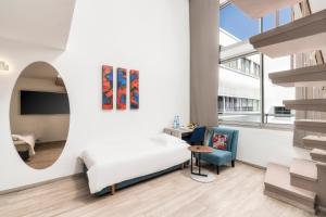 une chambre avec un lit, une table et une chaise dans l'établissement Marina Bay City Center, à Tanger