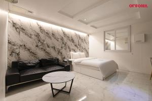 Ένα ή περισσότερα κρεβάτια σε δωμάτιο στο S Hotel