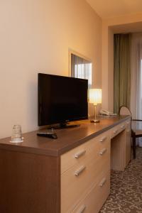 TV a/nebo společenská místnost v ubytování Hotel Green + 37 fotografií
