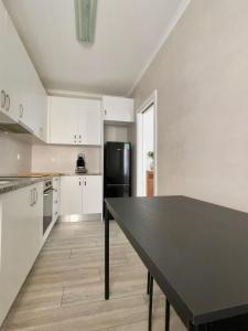 Η κουζίνα ή μικρή κουζίνα στο Oeste Garden Suites