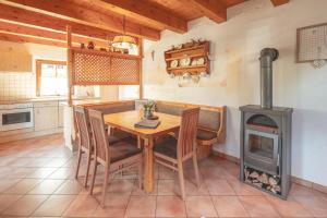 Kuchyňa alebo kuchynka v ubytovaní Wilderer Alm Chalet Katschberg