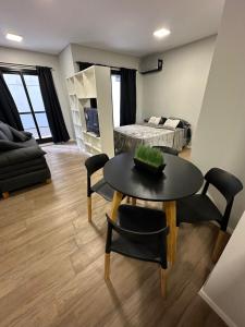 ein Wohnzimmer mit Tisch und Stühlen und ein Schlafzimmer in der Unterkunft MOVISTAR ARENA a 2 CUADRAS PREMIUM !!!! in Buenos Aires