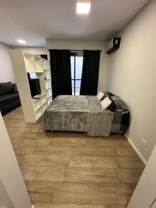 ein Schlafzimmer mit einem Bett und einem Fernseher darin in der Unterkunft MOVISTAR ARENA a 2 CUADRAS PREMIUM !!!! in Buenos Aires