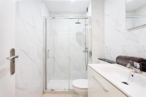 A bathroom at Cosy apartment near the sea in Las Americas