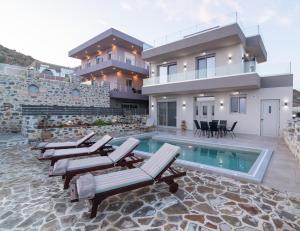 a villa with a swimming pool and a house at Villa Claire in Andiskárion