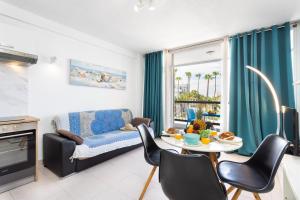 A seating area at Cosy apartment near the sea in Las Americas
