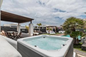Bazén v ubytování Villa Faro Park with private pool nebo v jeho okolí