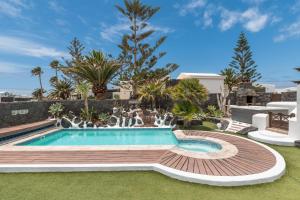 Bazén v ubytování Villa Faro Park with private pool nebo v jeho okolí