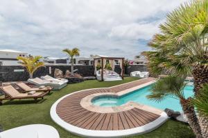 Bazén v ubytování Villa Faro Park with private pool nebo v jeho okolí