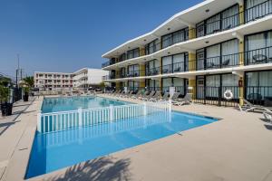 Kolam renang di atau dekat dengan 2 Blocks to Beach Modern Condo in North Wildwood!