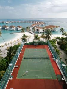 Tenis a/nebo squash v ubytování Radisson Blu Resort Maldives with 50 percent off on Sea Plane round trip 03 nights & above nebo okolí