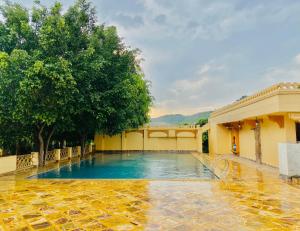 Bazén v ubytování Mountain River Valley Resort Udaipur nebo v jeho okolí