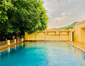 Bazén v ubytování Mountain River Valley Resort Udaipur nebo v jeho okolí