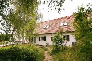 a white house with a red roof at NONNA Hof - Natur & Ruhe in Ostseenähe in Altwigshagen