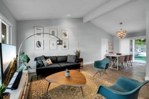 Serene Majestic Views & Walkable to Virtually All的电视和/或娱乐中心
