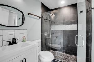 大教堂城Serene Majestic Views & Walkable to Virtually All的带淋浴、马桶和水槽的浴室