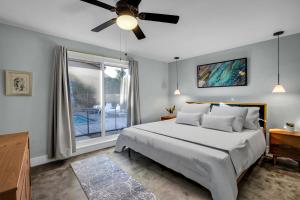 Serene Majestic Views & Walkable to Virtually All客房内的一张或多张床位