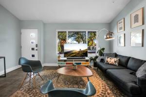 大教堂城Serene Majestic Views & Walkable to Virtually All的带沙发和电视的客厅