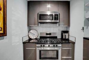 Serene Majestic Views & Walkable to Virtually All的厨房或小厨房