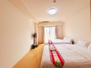 a room with two beds and a window at ARSTAy池袋33 in Tokyo