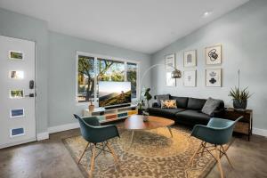 Serene Majestic Views & Walkable to Virtually All的休息区