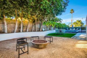 Serene Majestic Views & Walkable to Virtually All内部或周边的泳池