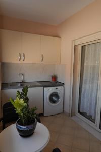 Kuchyň nebo kuchyňský kout v ubytování Comfy flat in Astir Near bus and AC