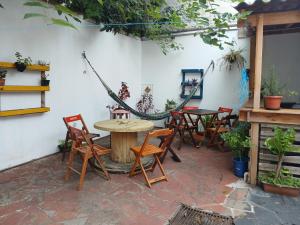 patio con tavolo, sedie e tavolo di Hostel e café da Lobo a Porto Alegre