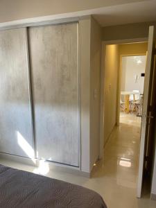 een slaapkamer met een glazen schuifdeur met een eetkamer bij Apartamento AVITA - Centro in San Miguel de Tucumán +21 foto's