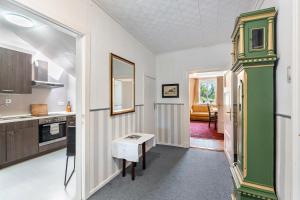 a kitchen with a green column in a room at Ferienwohnung Bauernhof Rohde in Gremersdorf
