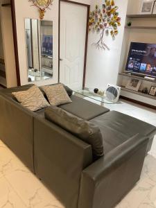TV a/nebo společenská místnost v ubytování Spacious Fully Furnished 2BR Condo in Mactan