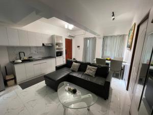 Kuchyň nebo kuchyňský kout v ubytování Spacious Fully Furnished 2BR Condo in Mactan