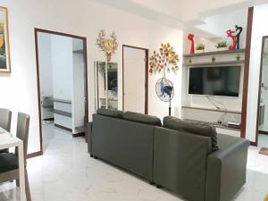 Posezení v ubytování Spacious Fully Furnished 2BR Condo in Mactan