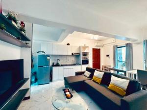 Kuchyň nebo kuchyňský kout v ubytování Spacious Fully Furnished 2BR Condo in Mactan