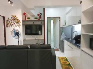 Kuchyň nebo kuchyňský kout v ubytování Spacious Fully Furnished 2BR Condo in Mactan