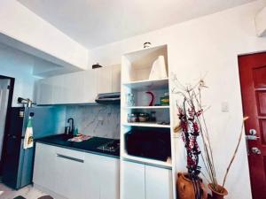 Kuchyň nebo kuchyňský kout v ubytování Spacious Fully Furnished 2BR Condo in Mactan