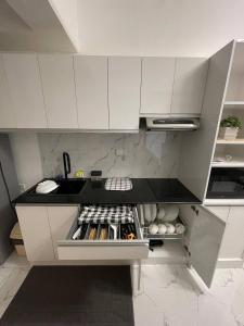 Kuchyň nebo kuchyňský kout v ubytování Spacious Fully Furnished 2BR Condo in Mactan