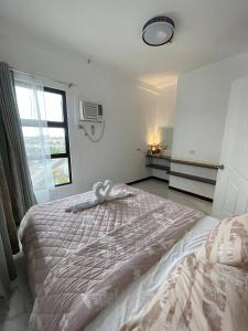 Postel nebo postele na pokoji v ubytování Spacious Fully Furnished 2BR Condo in Mactan