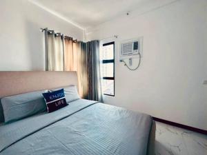 Postel nebo postele na pokoji v ubytování Spacious Fully Furnished 2BR Condo in Mactan